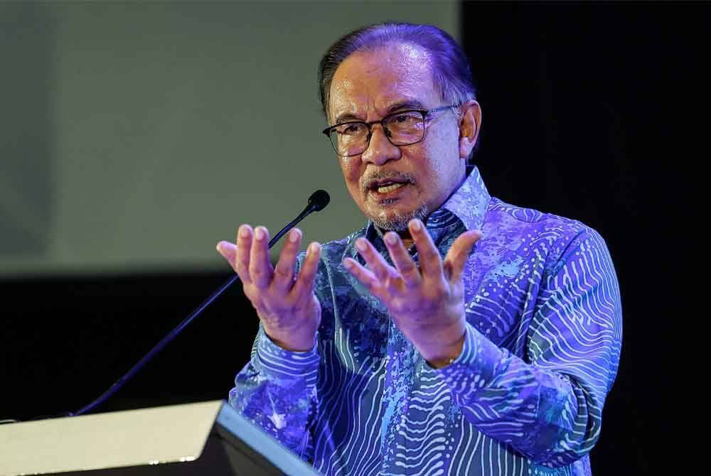 Anwar menyampaikan ucapan perasmian pada Majlis Kemuncak Hari Wartawan Nasional (Hawana) 2024 pada Isnin. Foto Bernama