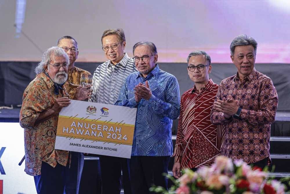 Perdana Menteri, Datuk Seri Anwar Ibrahim menyampaikan Anugerah Hawana 2024 kepada James Ritchie (depan, kiri) ketika Majlis Kemuncak Hawana 2024 pada Isnin. Foto Bernama