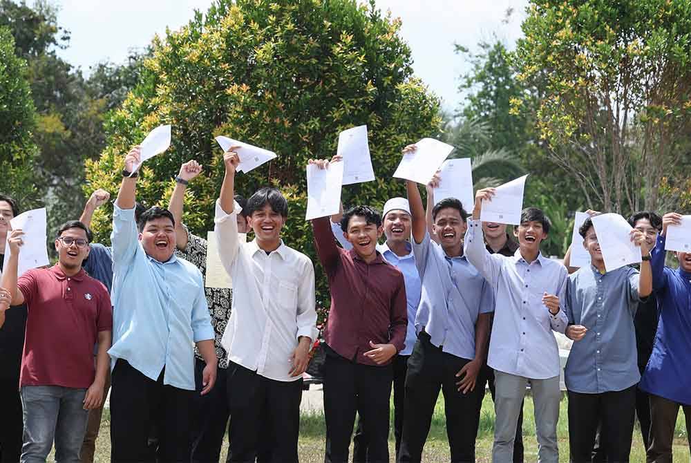 Calon peperiksaan Sijil Pelajaran Malaysia (SPM) 2023 Sekolah Menengah (SM) Imtiaz Yayasan Terengganu (YT) Kuala Terengganu meraikan kejayaan setelah memperoleh keputusan cemerlang SPM. Gambar hiasan