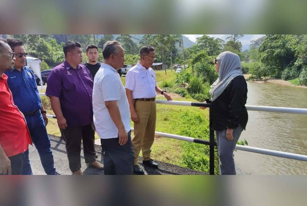 Jalaluddin (dua dari kanan) ketika meninjau keadaan jambatan berkenaan di Kampung Chalin, Jelebu.