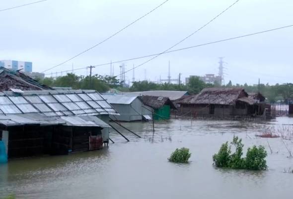 Pihak berkuasa di Bangladesh telah memindahkan ratusan ribu penduduk ke tempat selamat apabila siklon tropika di Teluk Bengal melanda pantai selatan negara itu pada Isnin. Foto Reuters