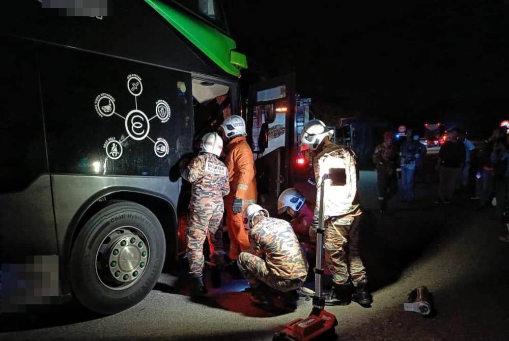 Pasukan BBP Taman Tas mengeluarkan pemandu bas yang tersepit dalam kemalangan itu. Foto Bomba