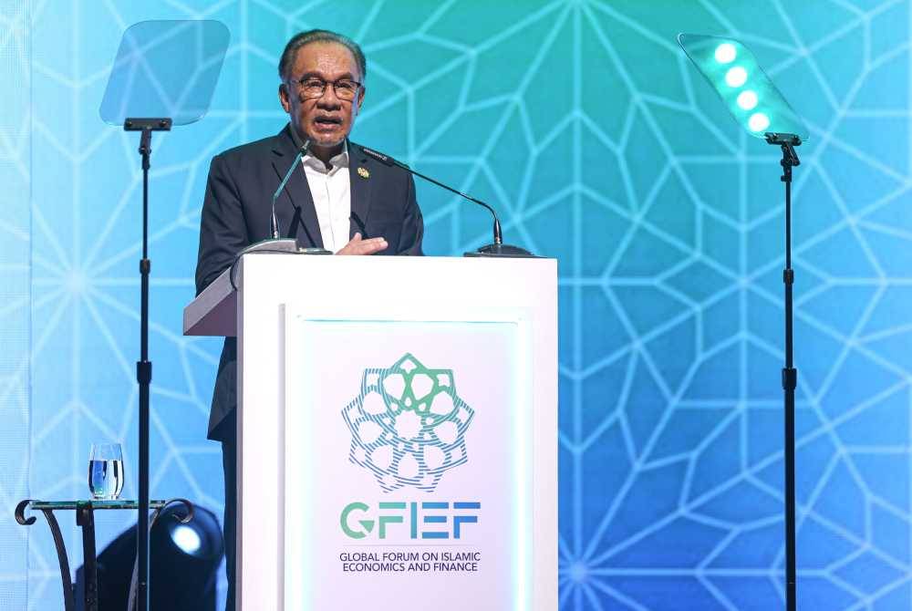 Anwar menyampaikan ucaptama semasa Forum Global Ekonomi dan Kewangan Islam (GFIEF) di Pusat Konvensyen Kuala Lumpur pada Selasa. Foto Bernama