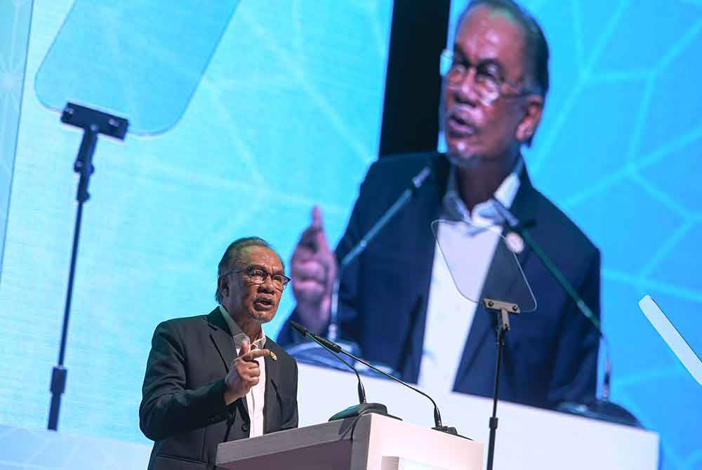 Anwar menyampaikan ucaptama semasa Forum Global Ekonomi dan Kewangan Islam (GFIEF) di Pusat Konvensyen Kuala Lumpur pada Selasa. Foto Bernama