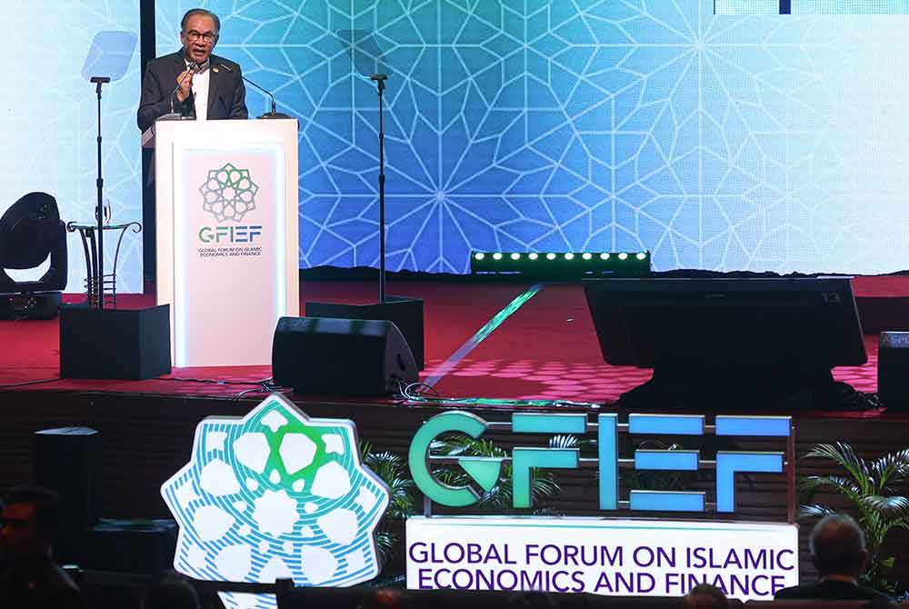 Anwar menyampaikan ucaptama semasa Forum Global Ekonomi dan Kewangan Islam (GFIEF) di Pusat Konvensyen Kuala Lumpur pada Selasa. Foto Bernama