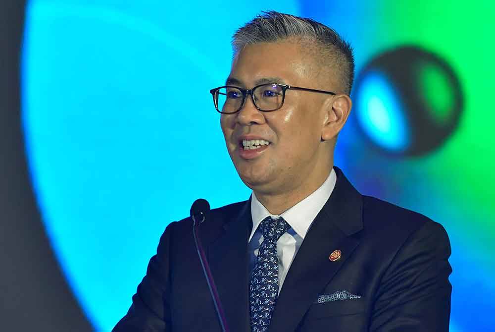 Tengku Zafrul menyampaikan ucapan pada pembukaan SEMICON Asia Tenggara 2024 di MITEC pada Selasa. Foto Bernama