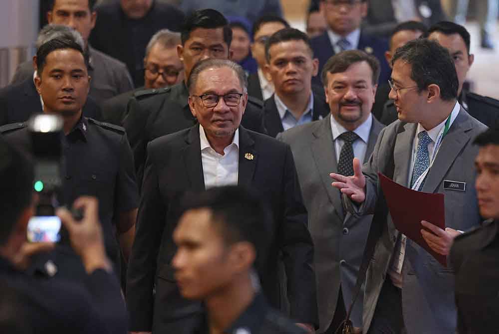 Anwar bersama Ketua Setiausaha Perbendaharaan, Datuk Johan Mahmood Merican dan Amir Hamzah semasa Forum Global mengenai Ekonomi dan Kewangan Islam (GFIEF) di Pusat Konvensyen Kuala Lumpur pada Selasa. Foto Bernama