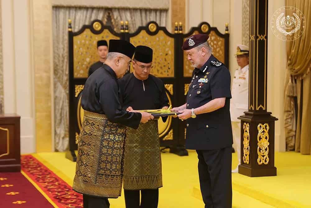 Sultan Ibrahim berkenan mengurniakan Surat Cara Pelantikan kepada Mohd Ali di Singgahsana Kecil, Istana Negara pada Selasa. Foto Facebook Sultan Ibrahim Sultan Iskandar