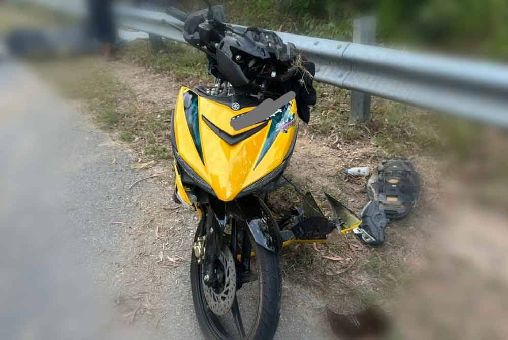 Keadaan motosikal mangsa yang maut akibat kemalangan itu. Foto ihsan PDRM