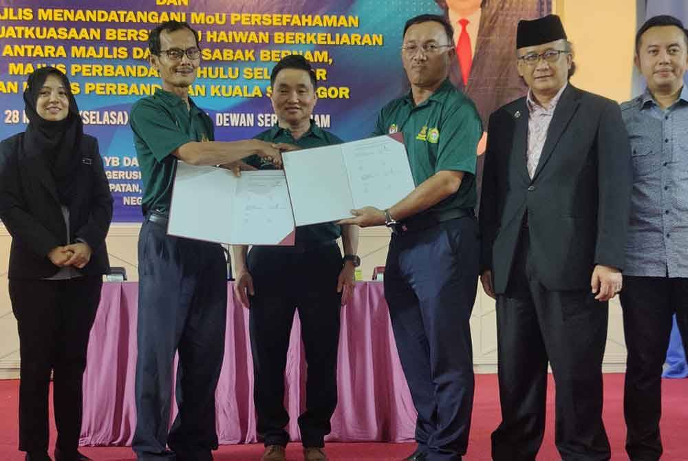 Suee Lim (tiga dari kiri) menyaksikan penyerahan dokumen MoU antara Yang Dipertua MDSB, Azman Dahlan (dua dari kiri) dan Setiausaha MPKS, Mohamad Yusli Askandar (tiga dari kanan) pada Majlis Perasmian Kempen Santuni Haiwan #luvyourpet MDSB 2024 dan Majlis Menandatangani Persefahaman (MoU) Penguatkuasaan Bersepadu Haiwan Berkeliaran pada Selasa.