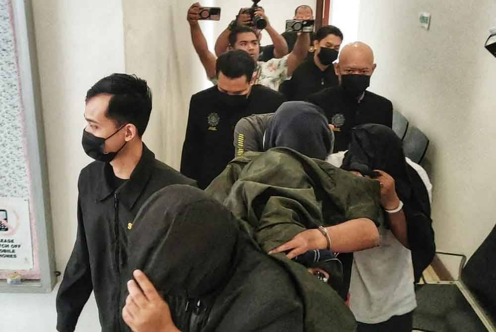 Empat anggota kastam yang ditahan dalam Ops Samba 2.0, mengaku tidak bersalah di Mahkamah Sesyen Kuala Lumpur atas pertuduhan menerima rasuah.