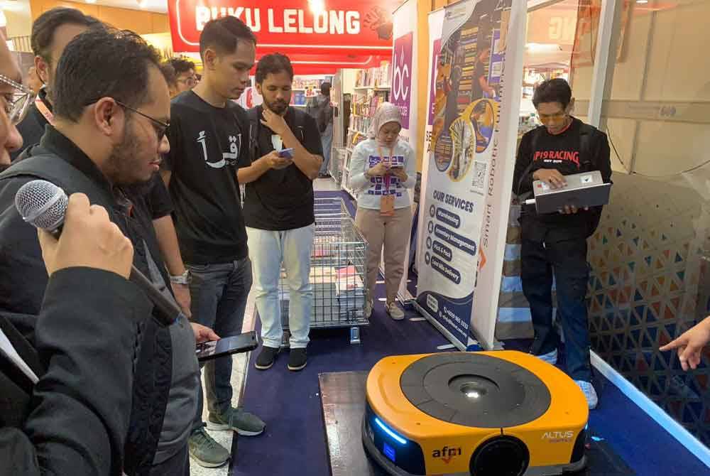 Robotik yang digunakan dalam membantu operasi perniagaan.