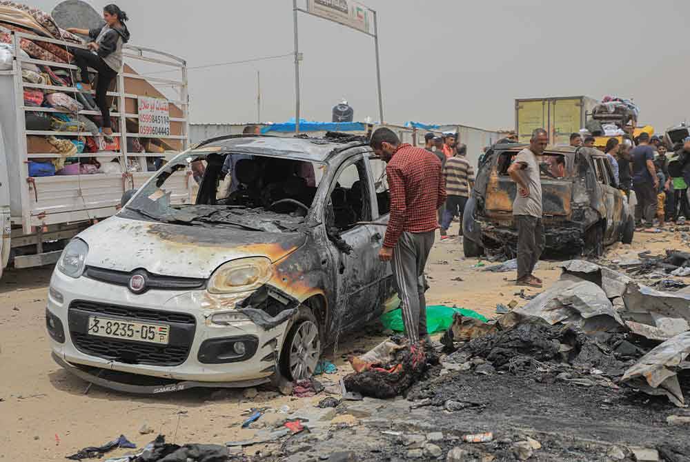 Kenderaan yang musnah dalam serangan udara Israel ke atas khemah untuk orang yang kehilangan tempat tinggal berhampiran bandar Rafah di selatan Semenanjung Gaza. Foto Xinhua