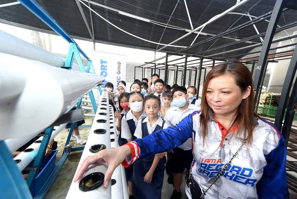 Kakitangan Northport berkongsi pengetahuan berkaitan pertanian mampan dengan murid-murid sekolah di Klang dengan memberi tumpuan khusus kepada kaedah pertanian menegak dan hidroponik.