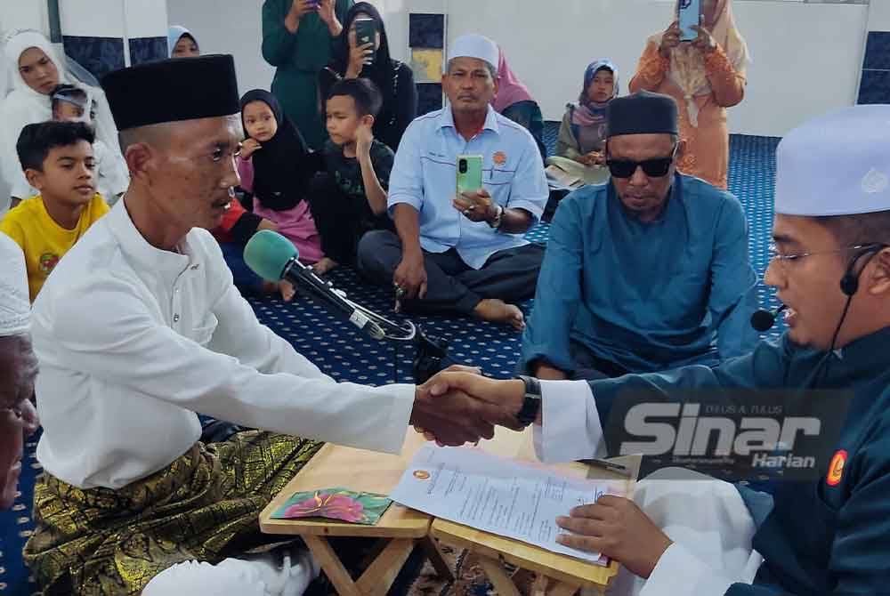 Mohd Azlan sah bergelar suami kepada Nor Hidayu dengan sekali lafaz selepas dinikahkan imam Masjid Al Maarufi Seberang Kota selepas solat Asar.