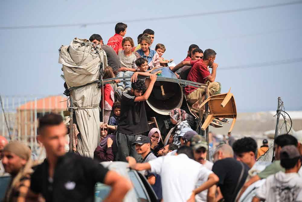 Penduduk beramai-ramai meninggalkan Rafah walaupun tiada tempat yang selamat untuk pergi dan di tengah-tengah pengeboman, kekurangan makanan dan air. Foto AFP