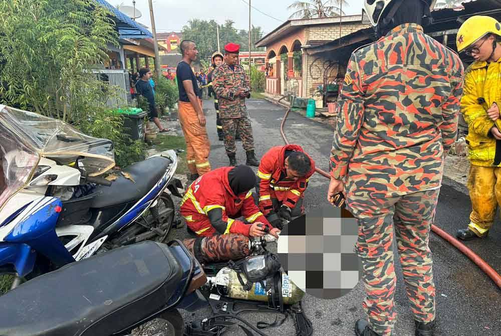 Anggota bomba berusaha menyelamatkan kucing dengan memberi bantuan kecemasan dalam kejadian kebakaran di Jalan Pantai Merdeka, Taman Seri Kota, di sini, pada Selasa. Foto Ihsan JBPM