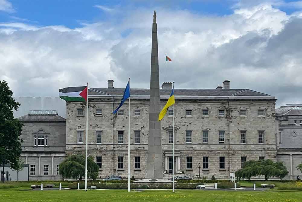 Bendera Palestin (kiri) berkibar bersama bendera EU dan Ukraine di luar Rumah Leinster di Dublin. Foto AFP