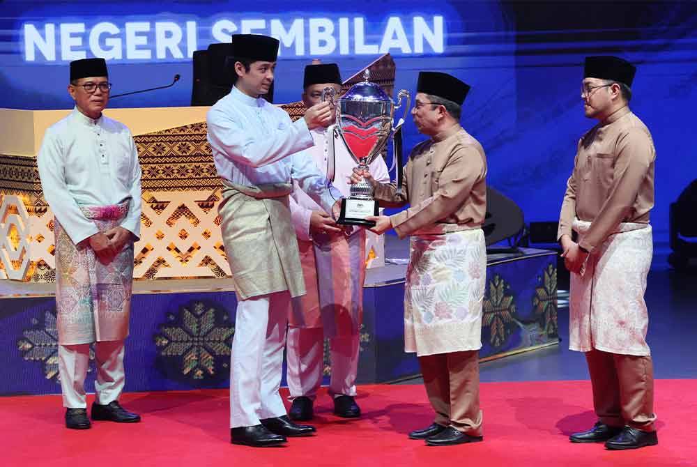 Tengku Hassanal berkenan mengurniakan hadiah Johan Keseluruhan Tilawah dan Hafazan Al-Quran (MTHQK) Peringkat Kebangsaan Tahun 1445H/2024M yang dimenangi oleh Negeri Sembilan. Foto Bernama