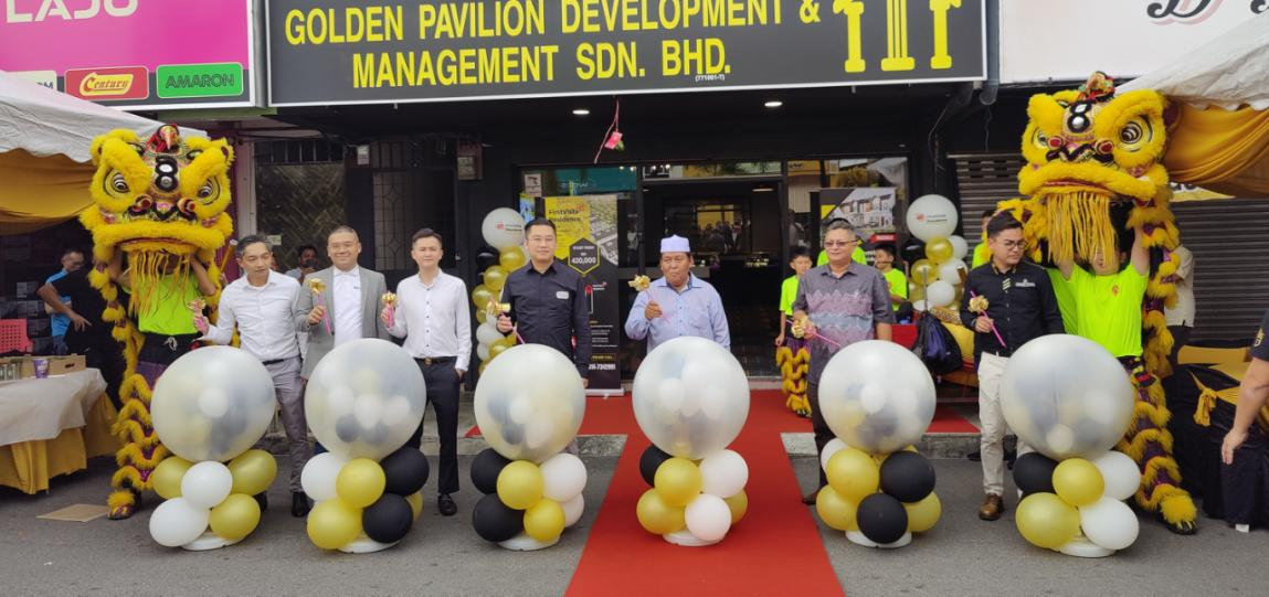 Pengasas Golden Pavillion Group, Nic Kew (empat dari kiri) dan Penyelaras Parlimen Sabak Bernam, Ahmad Mustain Othman (tiga dari kanan) melancarkan gimik perasmian semasa Majlis Pelancaran First Vista Residence pada Sabtu.