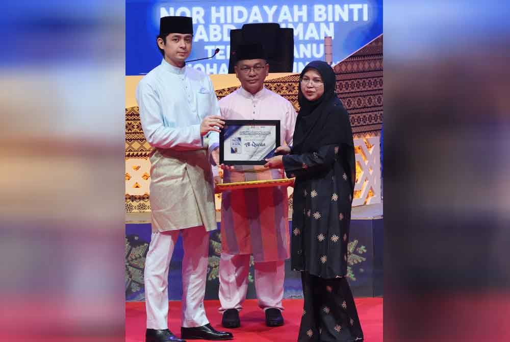 Tengku Mahkota Pahang Tengku Hassanal Ibrahim Alam Shah Al-Sultan Abdullah berkenan mengurniakan hadiah kepada Johan Menunggu Qariah Tilawah dan Hafazan Al-Quran (MTHQK) Peringkat Kebangsaan Tahun 1445H/2024M, Nor Hidayah Abd Rahman pada Majlis Perasmian dan Penutup MTHQK Peringkat Kebangsaan Tahun 1445H/2024M. Foto Bernama