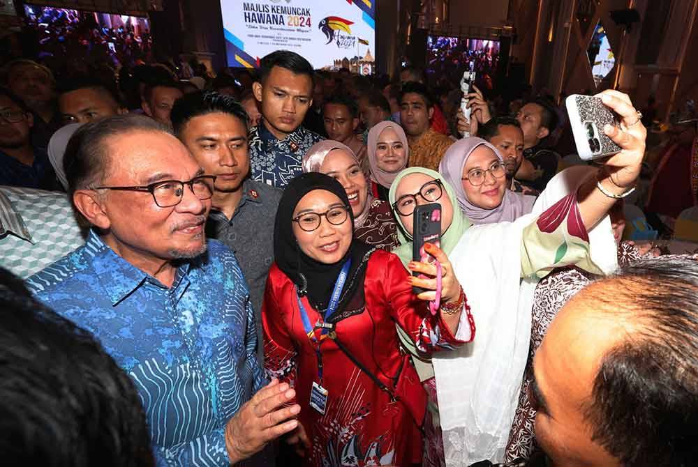 Anwar beramah mesra dengan pengamal media sempena majlis kemuncak sambutan HAWANA 2024 baru-baru ini. Foto Bernama