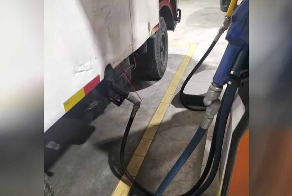 KPDN menumpaskan aktiviti penyelewengan minyak diesel bersubsidi dengan cara mengubah suai lori yang disertakan tangki tambahan untuk mengisi bahan api terbabit dalam serbuan di Ipoh, Perak, Jumaat lepas. Gambar hiasan