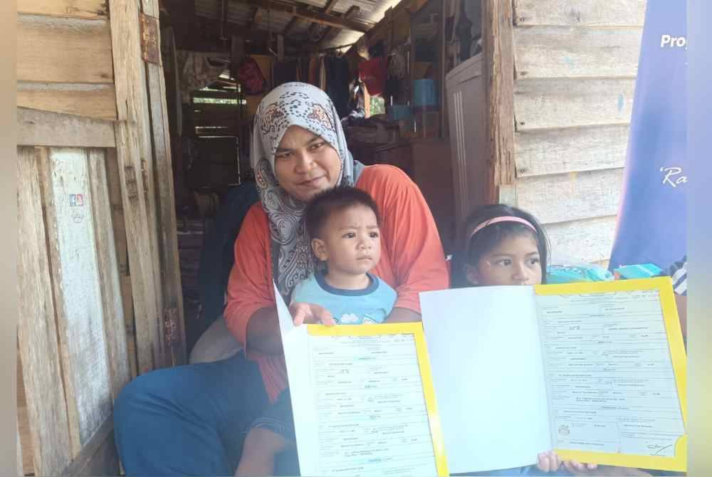 Siti Zulaiha Ashikin bersama kedua anaknya setelah menerima sijil kelahiran.