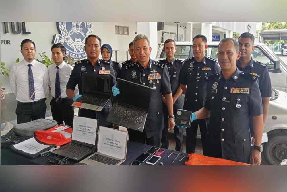 Habibi menunjukkan barangan yang dirampas pada sidang akhbar di Ibu Pejabat Polis Daerah Sentul pada Rabu.