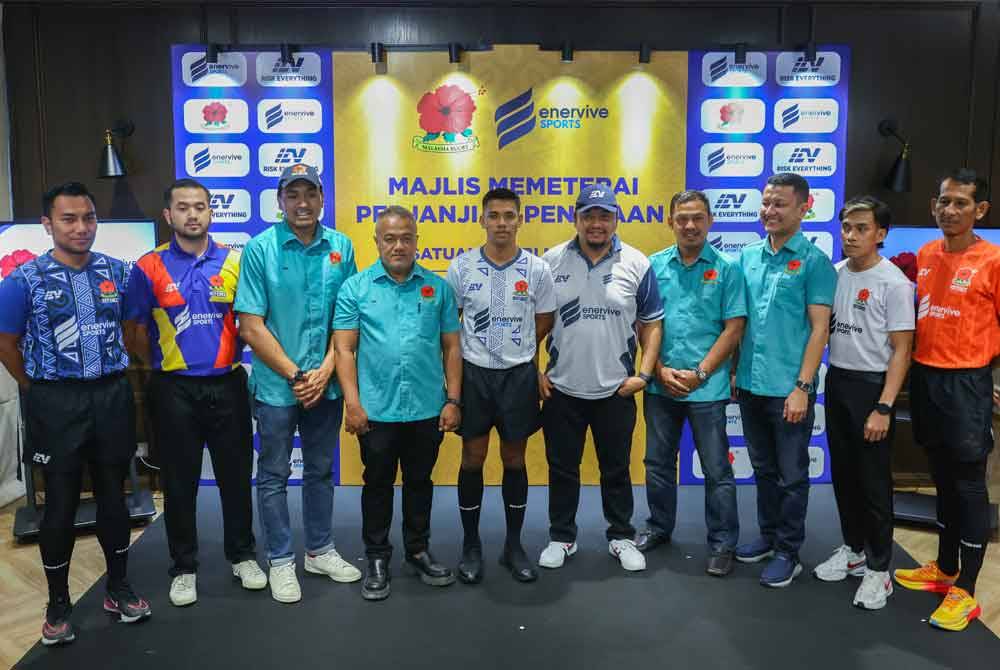 Amir Amri (empat, kiri) bersama Shahrizin (enam, kiri) pada Majlis Memeterai Perjanjian Penajaan Pakaian Rasmi Pengadil Kebangsaan dan Kerjasama Strategik antara KRM dan Enervive Sports di Enervive USJ Height pada Rabu.