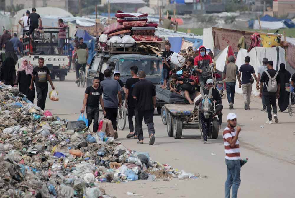 Penduduk Palestin terpaksa berpindah-randah sejak tiga minggu lalu dari Rafah menuju ke Khan Yunis. Foto AFP