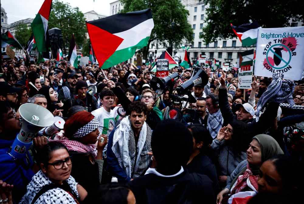 Penyokong pro-Palestin berhimpun di luar Downing Street di tengah London bagi menuntut pelaksanaan gencatan senjata di Genting Gaza. Foto AFP