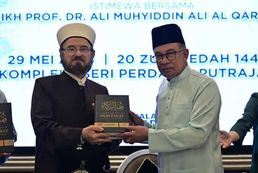 Anwar pada Rabu melancarkan terjemahan Kitab Fiqh Zakat karya Almarhum Dr Syeikh Yusuf Al-Qaradawi dalam bahasa Melayu di Kompleks Seri Perdana pada Rabu. Foto FB Anwar Ibrahim