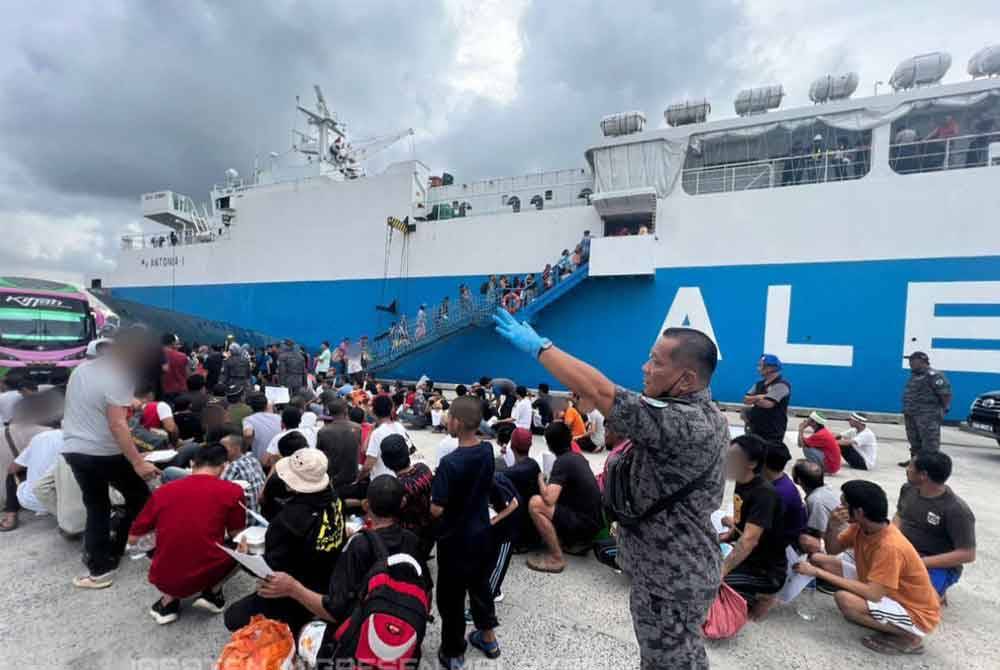 Seramai 417 PATI warganegara Filipina yang ditahan di Depot Imigresen di Sandakan dihantar pulang ke negara asal pada hari ini. Foto FB Imigresen Sabah