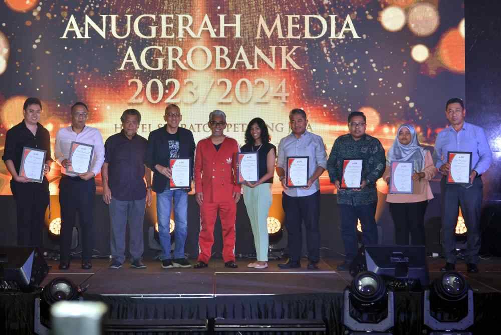 Tengku Ahmad Badli Shah (tengah) dan Mustapa (tiga dari kiri) bergambar bersama wakil-wakil agensi media pada Anugerah Media Agrobank 2024 di sebuah hotel hari ini. Foto Bernama