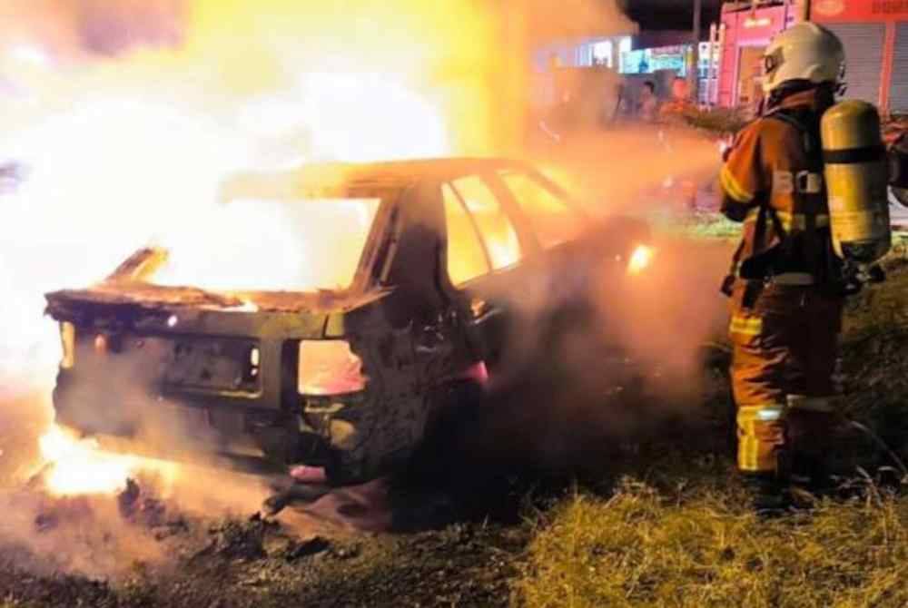 Kebakaran melibatkan sebuah kereta Proton Saga Iswara terbakar dalam anggaran 90 peratus. Foto JBPM Perak