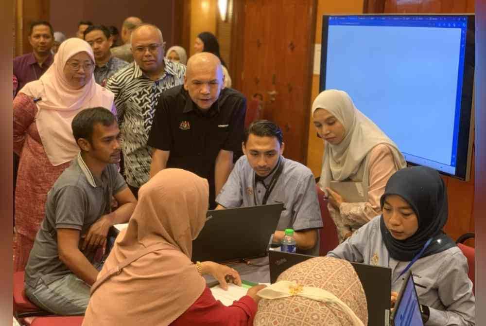 Arminzan ketika meninjau kaunter pendaftaran yang dibuka sempena Hari Terbuka SKDS 2.0 pada Khamis.