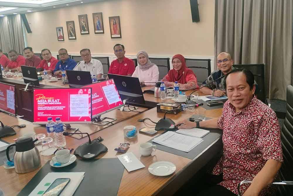 Ahmad (depan) mempengerusikan Mesyuarat Perhubungan UMNO Johor sebagai persiapan penganjuran Konvensyen BN Johor.