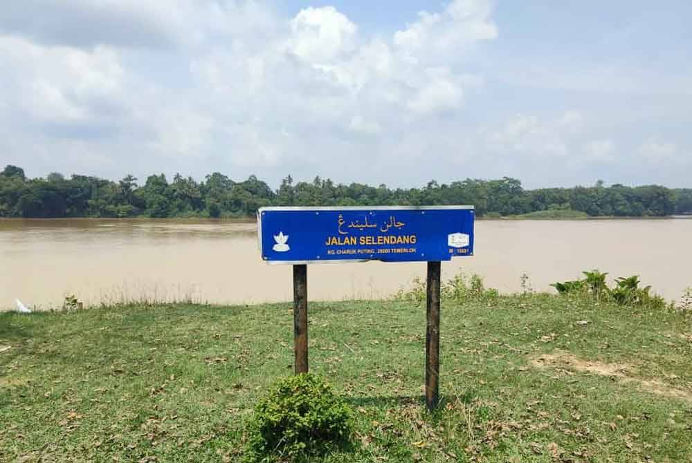 Seorang lelaki dikhuatiri lemas selepas dipercayai terjatuh ke dalam Sungai Pahang, Kampung Charuk Puting di sini, pada Khamis. Foto JBPM Pahang