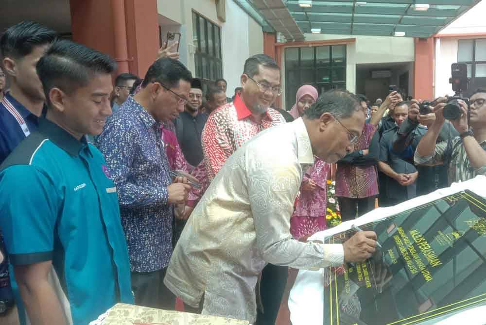 Zambry ketika merasmikan bangunan Fakulti Pengajian Bahasa Utama Universiti Sains Islam Malaysia (USIM) di sini pada Khamis.