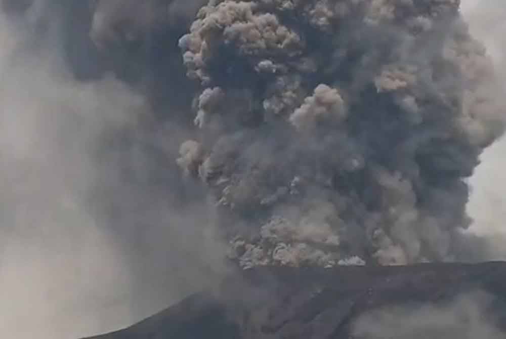 Letusan abu yang berwarna kelabu tersebut terbang ke arah barat laut dan dengungan dari letusan itu dapat didengar sejauh Pos Pemerhatian Gunung Marapi di Bukit tinggi.