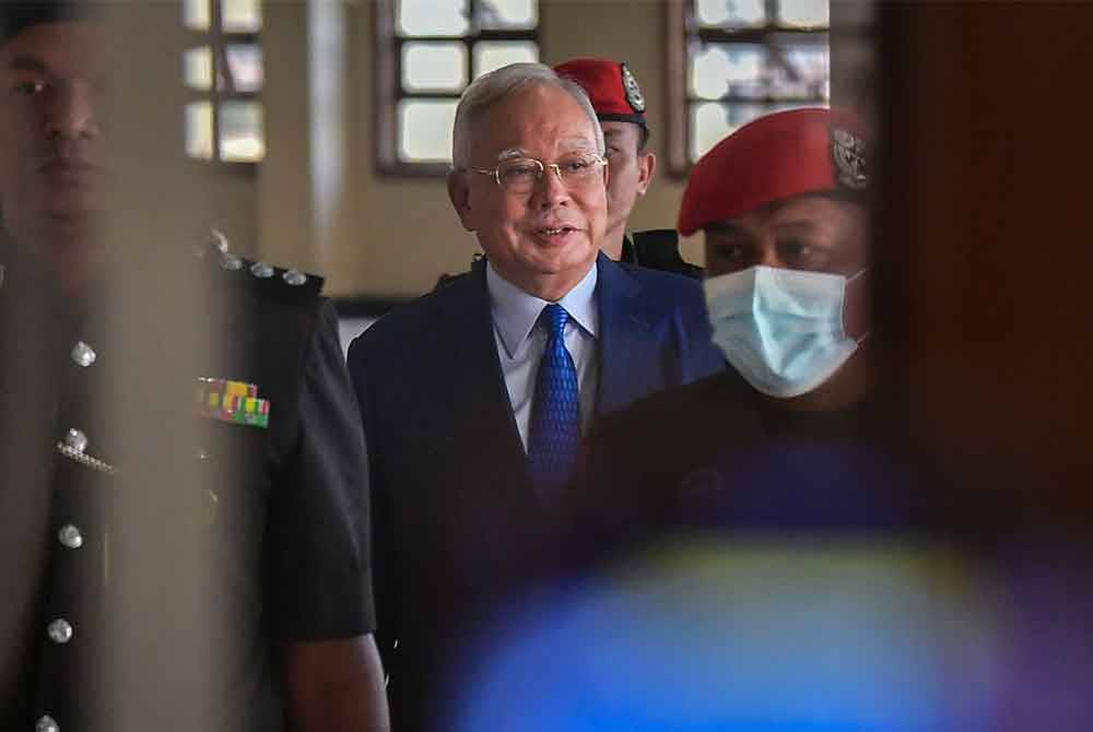 Najib (tengah) hadir bagi perbicaraan kes 1MBD di Mahkamah Tinggi pada Khamis. Foto Bernama