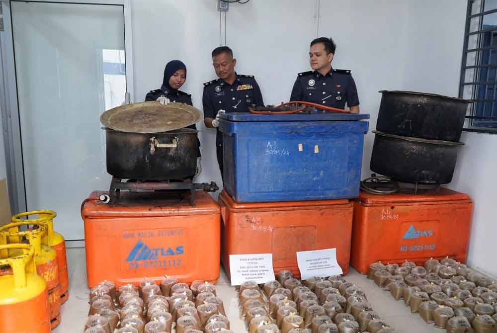 Ismail (tengah) menunjukkan barang yang dirampas selepas penahanan seorang lelaki di sebuah rumah di Kuala Lipis pada Khamis. Foto Polis Lipis