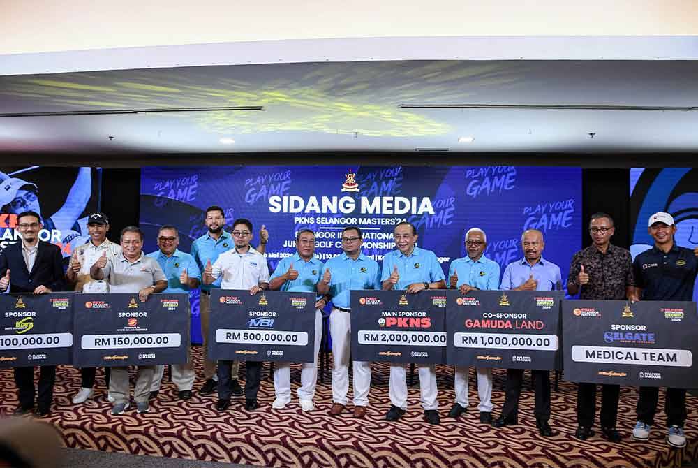 Amirudin Shari (enam, kanan) bersama penaja-penaja ketika sidang media PKNS Selangor Masters dan Kejohanan Golf Junior Antarabangsa Selangor di Kelab Seri Selangor, Petaling Jaya pada Khamis.