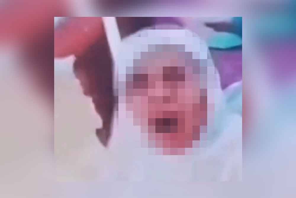 Tangkap layar video yang menunjukkan wanita itu kesakitan semasa dianiaya oleh anak lelakinya.- Agensi