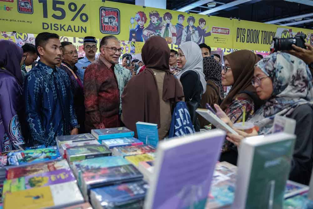 Perdana Menteri Datuk Seri Anwar Ibrahim ketika melawat ruang pameran buku pada Majlis Perasmian Pesta Buku Antarabangsa Kuala Lumpur 2024 di Pusat Dagangan Dunia Kuala Lumpur pada Khamis. Foto Bernama