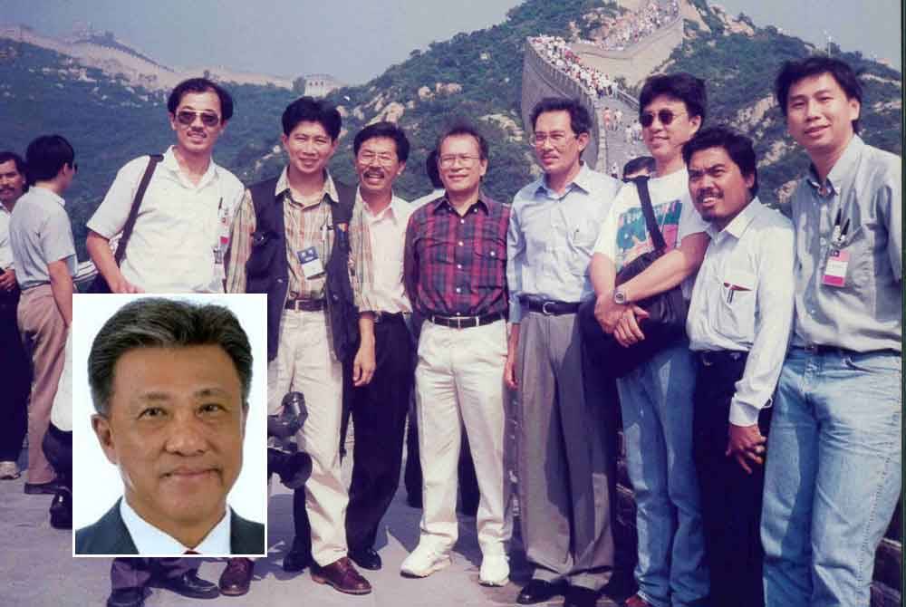 Chun Wai (tiga dari kanan) menyertai Anwar (empat dari kanan) yang ketika itu merupakan Timbalan Perdana Menteri, melawat China pada musim panas 1994 sebagai sebahagian daripada delegasi ahli perniagaan dan wartawan. Gambar kecil: Chun Wai