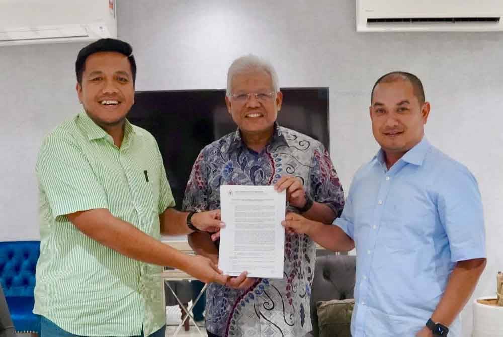 Hamzah Zainudin (tengah) menerima Surat Arahan Majlis Pimpinan Tertinggi (MPT) pada Khamis.