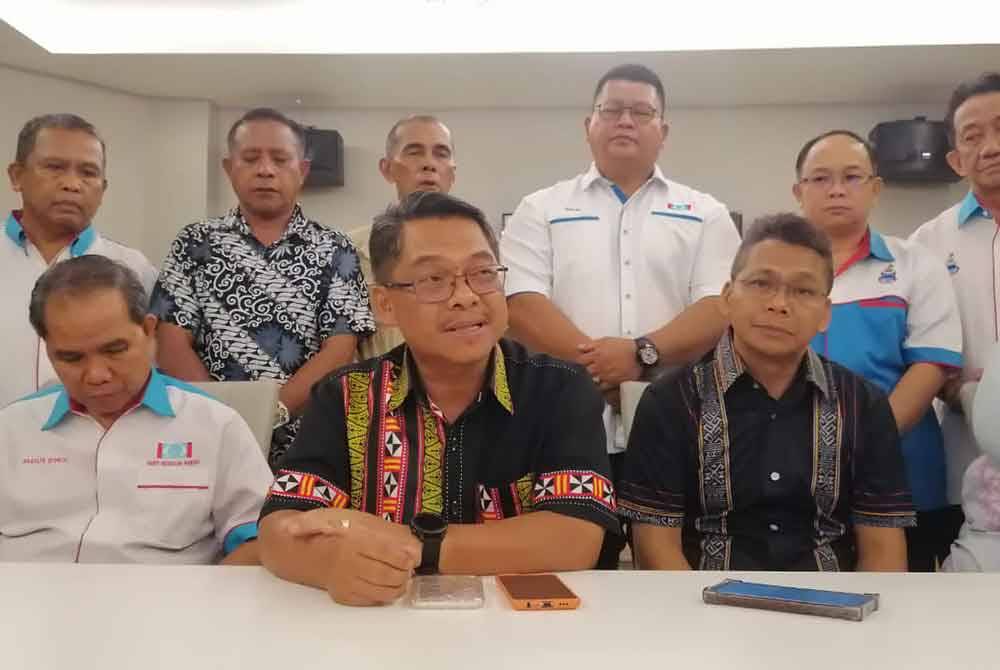 Mustapha (duduk, tengah) dalam sidang akhbar di Tanjung Aru Kota Kinabalu.