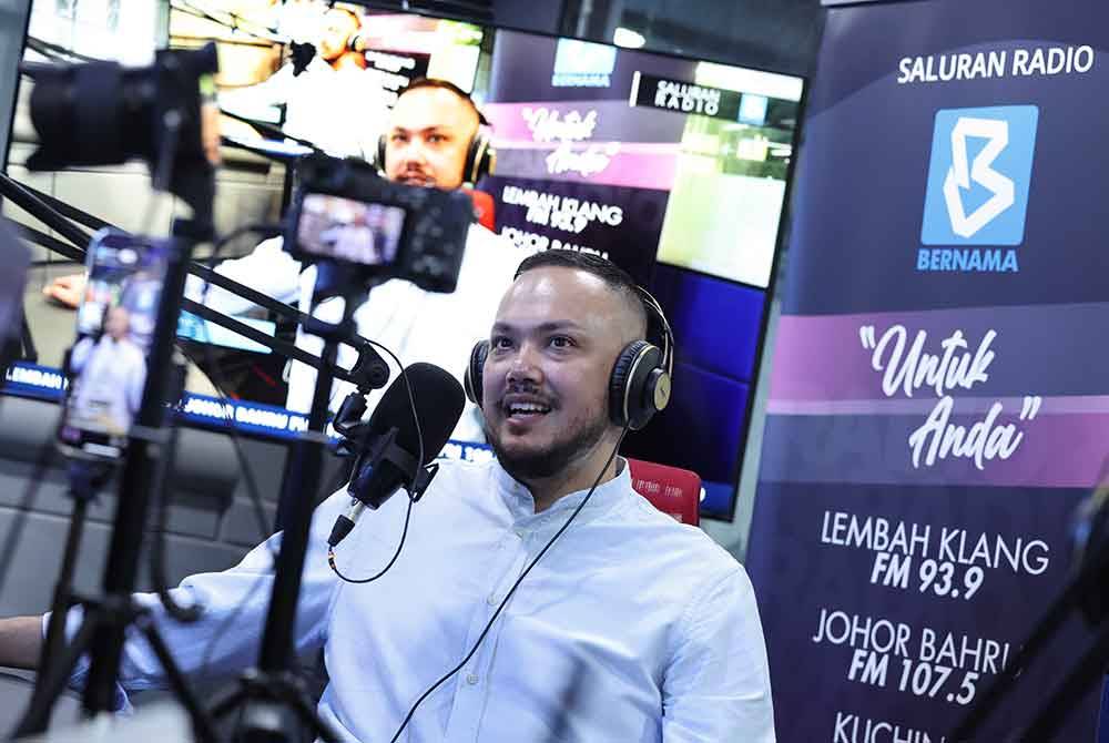 Penyanyi Imran Ajmain ditemubual pada program Bicara Lelaki dengan tajuk Apa Khabar Imran Ajmain terbitan Bernama Radio 24 di Wisma Bernama baru-baru ini. Foto Bernama